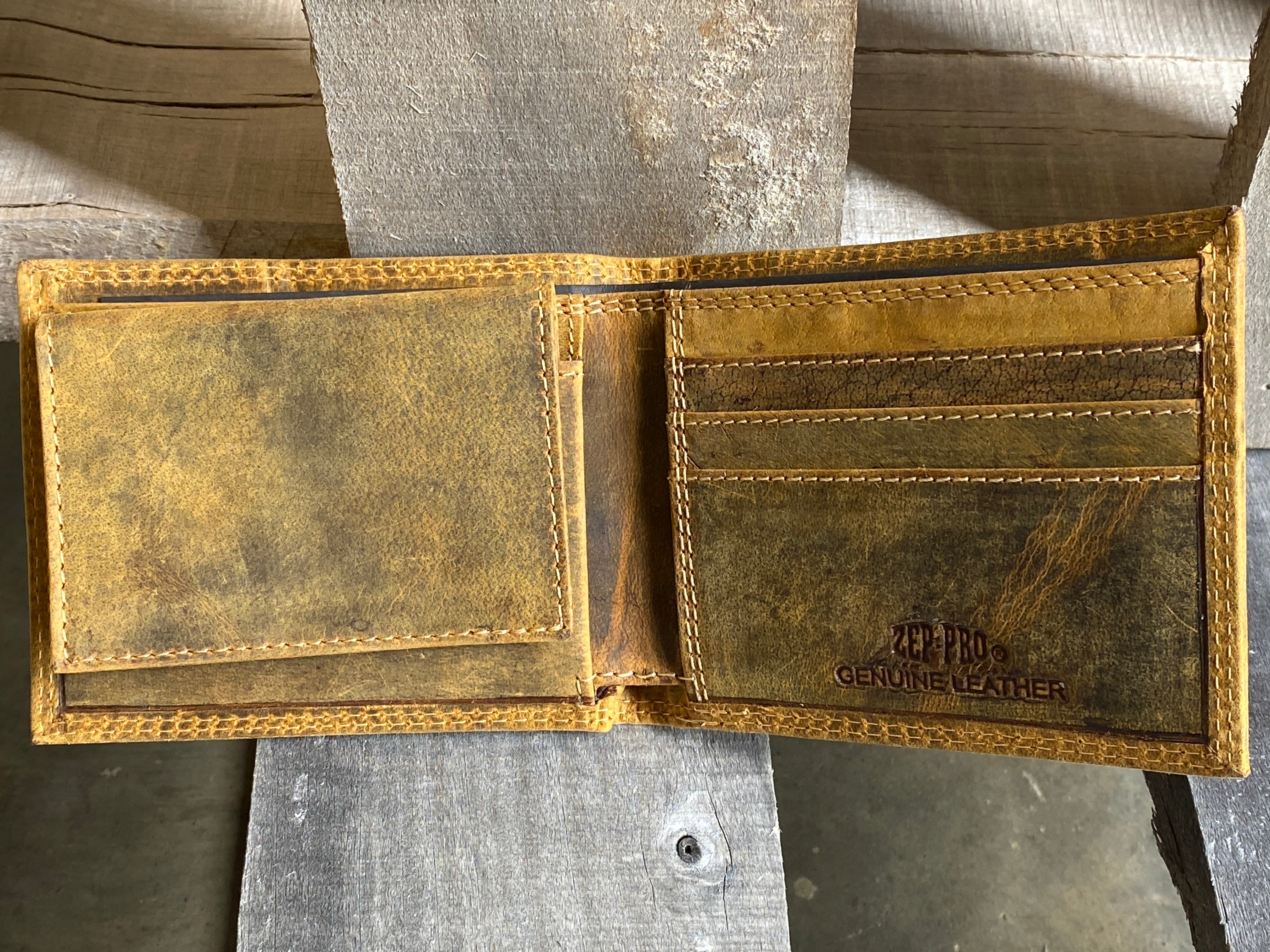 Zep Pro Mississippi State University Bulldogs Vintage Tan Leather Bi-fold Wallet Inside view showing:
3 interior credit card slots
2 interior pockets
1 pullout ID case
2 bill/cash compartments