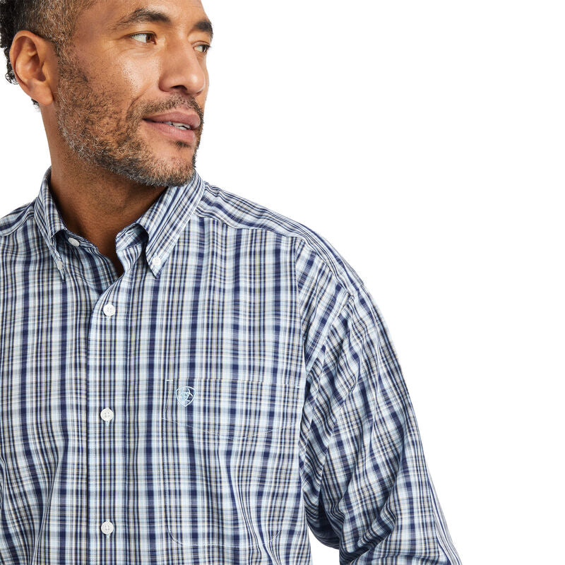 Men's Ariat long sleeve wrinkle free shirt in Airy Blue. Close up of button down collar and Ariat shield logo on left chest pocket. 